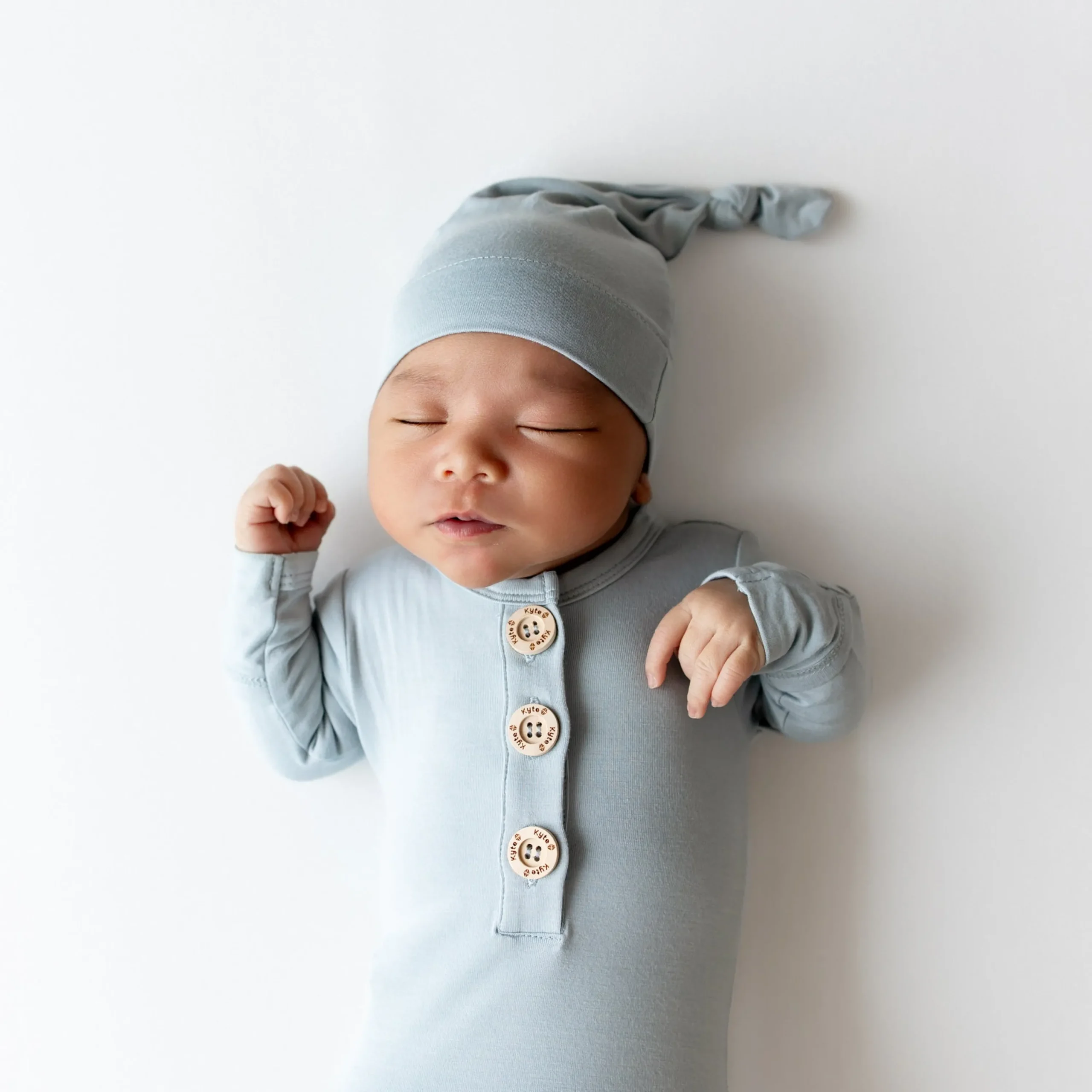 Kyte Baby Knotted Gown with Hat Set in Fog Outlet