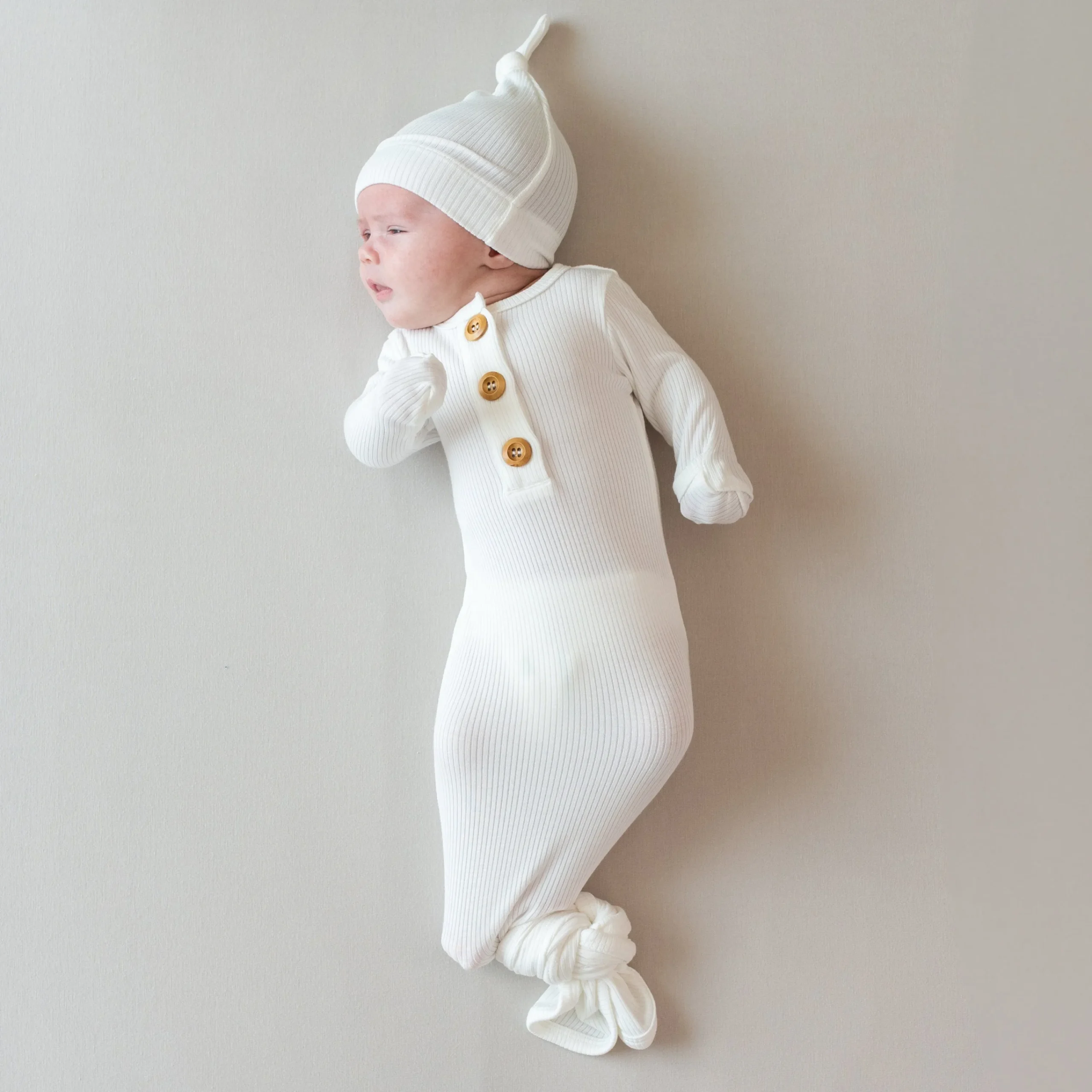Kyte Baby Ribbed Knotted Gown with Hat Set in Cloud