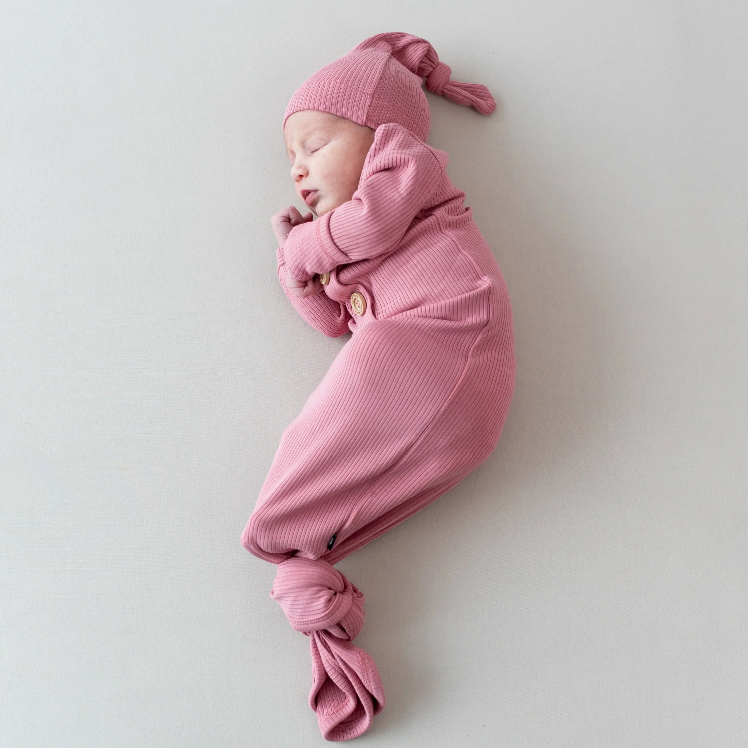 Kyte Baby Ribbed Knotted Gown with Hat Set in Apple Blossom Hot