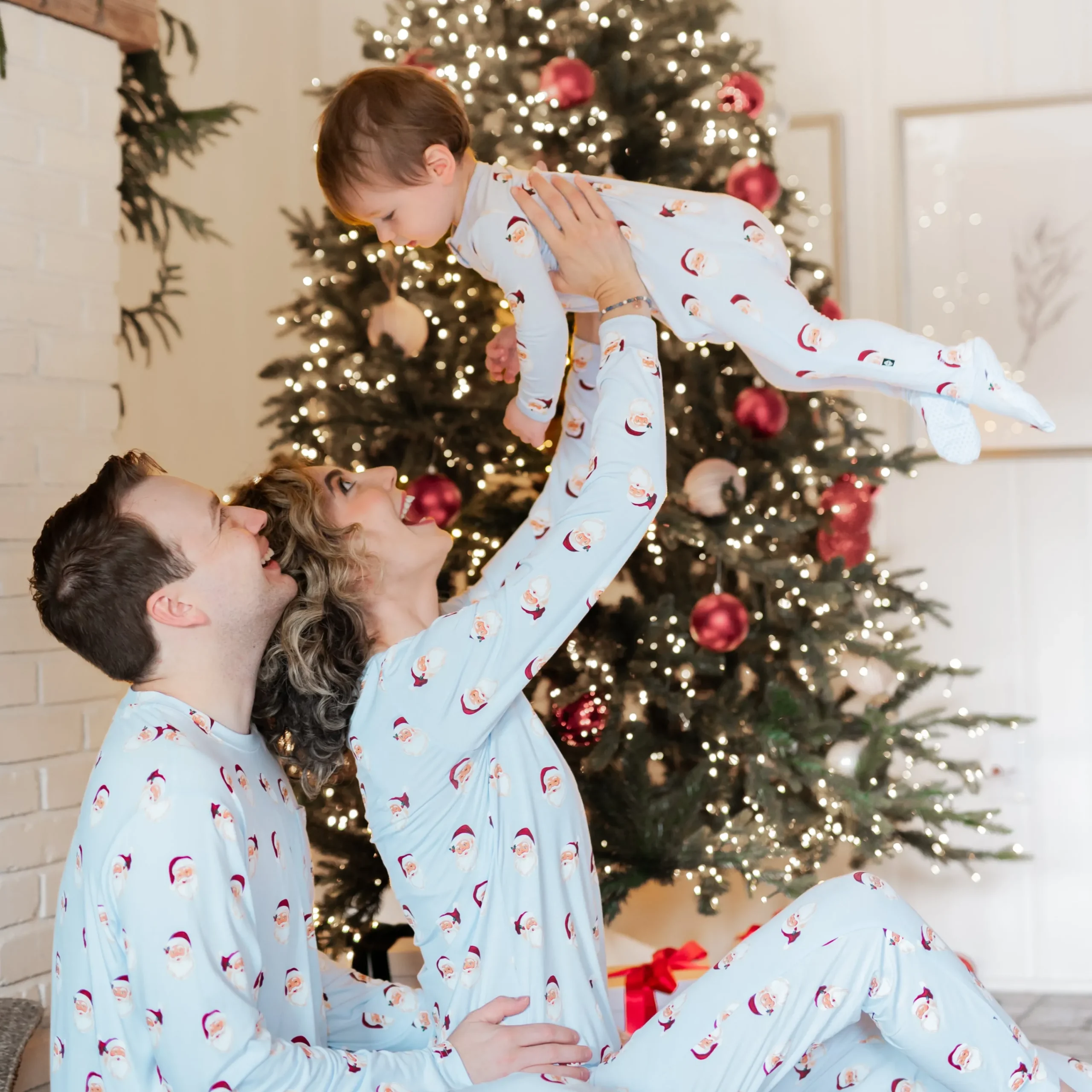 Kyte Baby Women's Jogger Pajama Set in Vintage Santa Sale